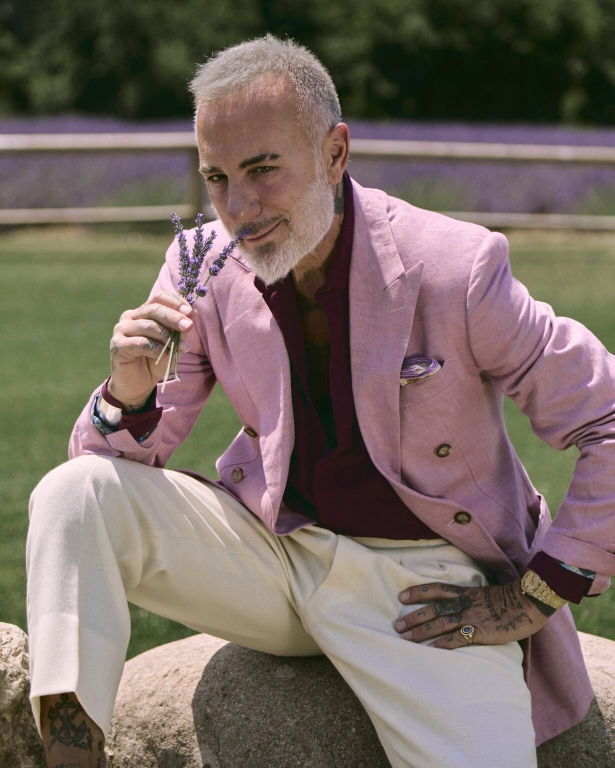 Ein Cover-Look aus drei Zahlen: Hockerty stattet Gianluca Vacchi aus Gianluca Vacchi im hellrosa Leinen-Zweireiher von Hockerty am Lavendelfeld